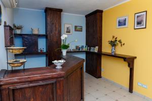 a room with a wooden counter and a yellow wall at La ruella in Scerni