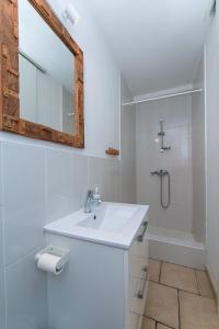 Kúpeľňa v ubytovaní Apartments with a parking space Brela, Makarska - 16596 + 37 fotografií