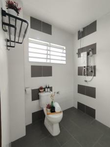 Koupelna v ubytování Ipoh Home Story Newly Renovated Bercham Landed Double Storey For 10pax
