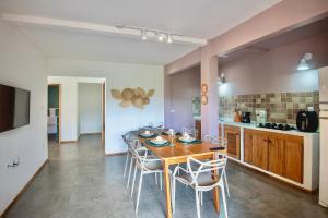 uma cozinha e sala de jantar com mesa e cadeiras em Casa Brisa do Vale - Lençóis - BA em Lençóis mais 14 fotografias
