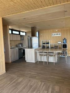 a kitchen with a table and chairs in a room at Paraiso junto al mar in Coquimbo