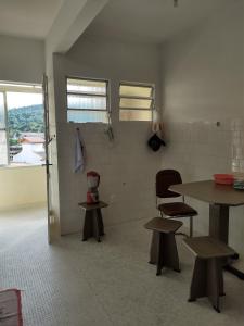 una stanza con un tavolo, due sedie e un tavolo di Apartamento amplo 2 quartos no centro ad Águas de Lindóia