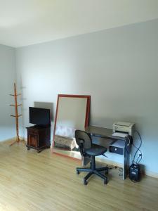 un ufficio con scrivania, sedia e stampante di Apartamento amplo 2 quartos no centro ad Águas de Lindóia