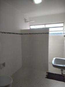 un bagno con lavandino e WC di Apartamento amplo 2 quartos no centro ad Águas de Lindóia Altre 5 foto