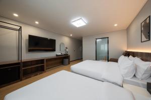 Postel nebo postele na pokoji v ubytování Hound hotel gunsan