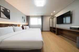 Postel nebo postele na pokoji v ubytování Hound hotel gunsan