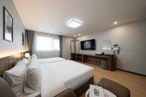 Postel nebo postele na pokoji v ubytování Hound hotel gunsan