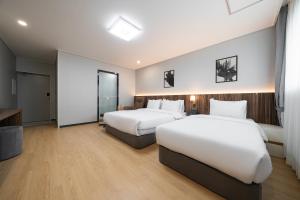 Postel nebo postele na pokoji v ubytování Hound hotel gunsan