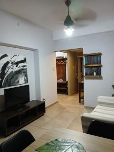 Μια τηλεόραση ή/και κέντρο ψυχαγωγίας στο Departamento céntrico con patio