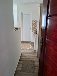 Un pasillo con una puerta que conduce a una habitación. en Dusan Apartments, en Sutomore