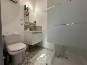 Koupelna v ubytování Maisonnette avec climatisation et cour - ménage et linge inclus + 14 fotografií