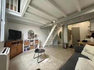 TV a/nebo společenská místnost v ubytování Maisonnette avec climatisation et cour - ménage et linge inclus