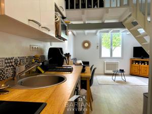 Kuchyň nebo kuchyňský kout v ubytování Maisonnette avec climatisation et cour - ménage et linge inclus