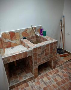 bagno con lavandino in pietra in camera di Hostal EL TRIUNFO MUKUPETRA a San Agustín