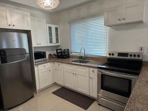 Cucina o angolo cottura di Apt Near Devon - Kingston- POOL- B306 FIWI