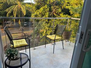 Balcone o terrazza di Apt Near Devon - Kingston- POOL- B306 FIWI