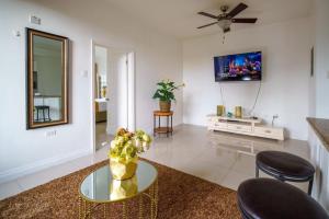 TV a/nebo společenská místnost v ubytování Apt Near Devon - Kingston- POOL- B306 FIWI