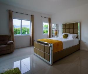 una camera da letto con un letto grande e una finestra di Apt Near Devon - Kingston- POOL- B306 FIWI a Kingston