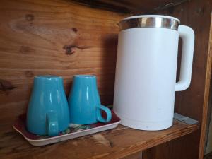 two blue mugs and a white jug on a tray at 山露露品茶 6-25人 包層包棟民宿 in Tainan