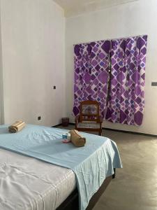 Rúm í herbergi á One FS Hotel Arugambay
