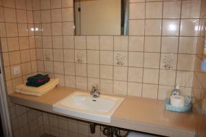 La salle de bains est pourvue d'un lavabo et d'un miroir. dans l'établissement Jokirannan Majoitus, à Kokemäki