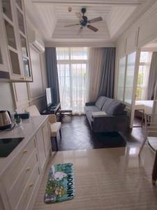 Ruang duduk di Grand Florida Beachfront Resort Condo