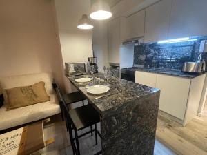 Kuchyň nebo kuchyňský kout v ubytování Depto Monoambiente 108 con 24hs de seguridad + 16 fotografií