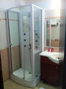 y baño con ducha y lavamanos. en Sammartano Hotels, en Petrosino