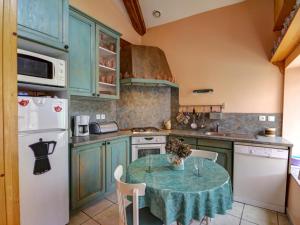 Gallery image of Gîte spacieux à Marols pour 6 personnes avec jardin et WiFi - FR-1-496-2 in Marols