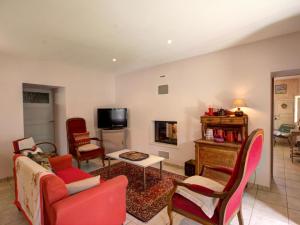 Gallery image of Gîte spacieux à Marols pour 6 personnes avec jardin et WiFi - FR-1-496-2 in Marols +8 photos