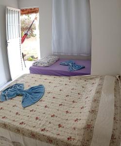 a bed in a room with two pillows on it at Suite local estratégico wifi5G 12km da pratinha in Água Boa