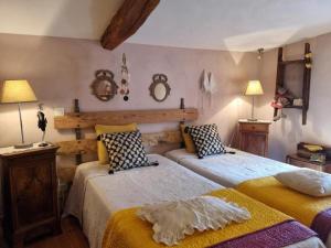 a bedroom with two beds and two lamps at Gîte charmant avec jardin privatif, proche sites historiques et activités de plein air - FR-1-496-183 in Cuinzier