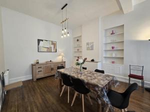 Телевизор и/или развлекательный центр в Maison Historique avec Terrasse Ensoleillée et Wifi au Cœur de Villefranche-du-Périgord - FR-1-616-65