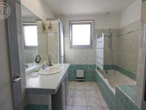 Un baño con lavabo, ducha y bañera. en Gîte spacieux avec garage et terrasse dans un cadre verdoyant - FR-1-496-204, en Saint-Christo-en-Jarez 18 fotos más