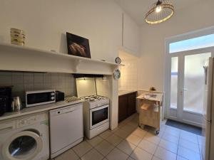 Кухня или мини-кухня в Maison Historique avec Terrasse Ensoleillée et Wifi au Cœur de Villefranche-du-Périgord - FR-1-616-65
