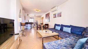 un salon avec un canapé et une table dans l'établissement Séjour calme au Golf & Gardens, à Cabo Negro