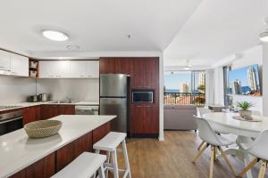 Η κουζίνα ή μικρή κουζίνα στο Surfers Paradise 2 bedroom Oasis