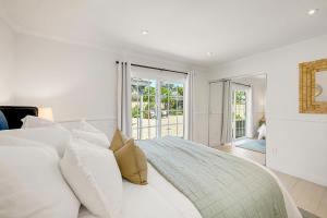 Una cama o camas en una habitación de Coastal Home in Dana Point near Laguna Beach