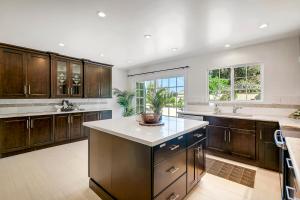 Una cocina o cocineta en Coastal Home in Dana Point near Laguna Beach