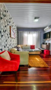 una sala de estar con un sofá y una silla en Hospedagem Don Panizzi, en Bento Gonçalves 18 fotos más