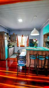 a kitchen with a table and chairs in a room at Hospedagem Don Panizzi in Bento Gonçalves