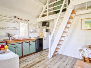 Kuchyň nebo kuchyňský kout v ubytování Chalet authentique à deux pas de la plage, parfait pour se détendre - FR-1-788-69