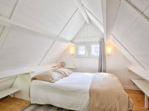 Photo de la galerie de l'établissement Chalet authentique à deux pas de la plage, parfait pour se détendre - FR-1-788-69, à Merville-Franceville-Plage 7 autres photos