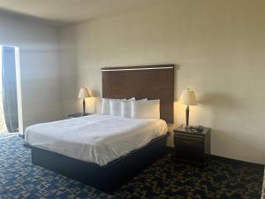 a hotel room with a bed and two lamps at Oceanside, CA – Marina / Camp Pendleton in Oceanside