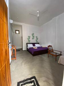 Rúm í herbergi á One FS Hotel Arugambay