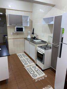 Η κουζίνα ή μικρή κουζίνα στο Apt 3quartos l 2suítes