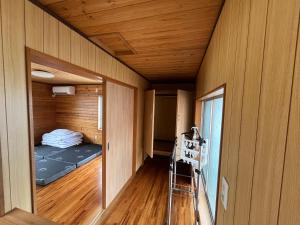 Una cama o camas en una habitación de 閑静な立地 繁華街とコンビニ バス停徒歩圏内 奄美 Guest House iroha 1日1組 2025年5月 Open Quiet Location Near Downtown One Group Per Day