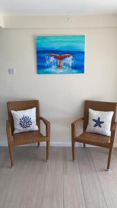 Ruang duduk di Sandollar at Blueview A cozy, cute flat with a wow view