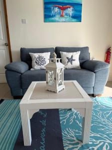 Ruang duduk di Sandollar at Blueview A cozy, cute flat with a wow view