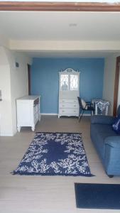 Ruang duduk di Sandollar at Blueview A cozy, cute flat with a wow view